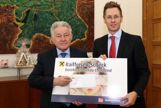 Josef Pühringer und Thomas Winkler bei der Scheckübergabe.