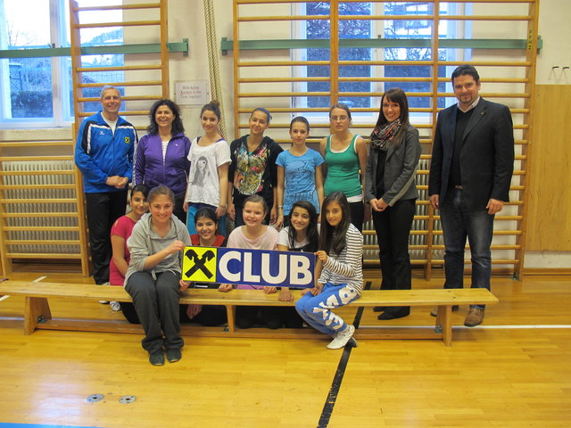 Begeisterte Schüler/innen der NM Landeck mit Initiator Gerhard Holzknecht, Klassenlehrerin Barbara Schöpf, Raiffeisen Club Betreuerin der Raiffeisenbank Oberland, Zweigstelle Landeck, Daniela Zangerle und Peter Vöhl, Obmann Sport- und Freizeitausschuss der Stadtgemeinde Landeck