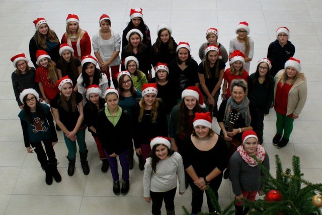 Der Schülerchor der Hauptschule sorgt für Adventstimmung im Landesklinikum Scheibbs.