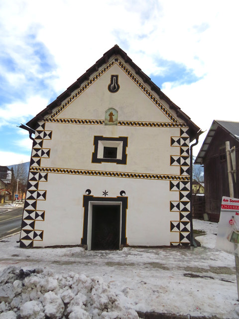 Neben der Durchfahrtsstraße von Oberweißburg nahe St. Michael im Lungau steht dieser alte "Troadkasten". Es ist unschwer zu erkennen, dass zu damaliger Zeit die Architektur nicht so genau war...