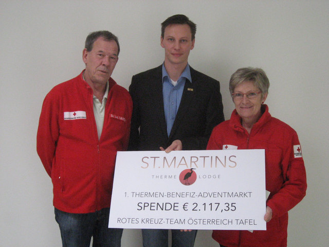 Übergabe durch St. Martins Benefiz-Organisator und Stv. Gastronomieleiter der St. Martins Therme & Lodge, Markus Stiegler