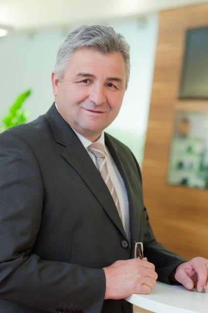 So kennt man Alois Adam vom Bankschalter der Steiermärkischen Sparkasse.