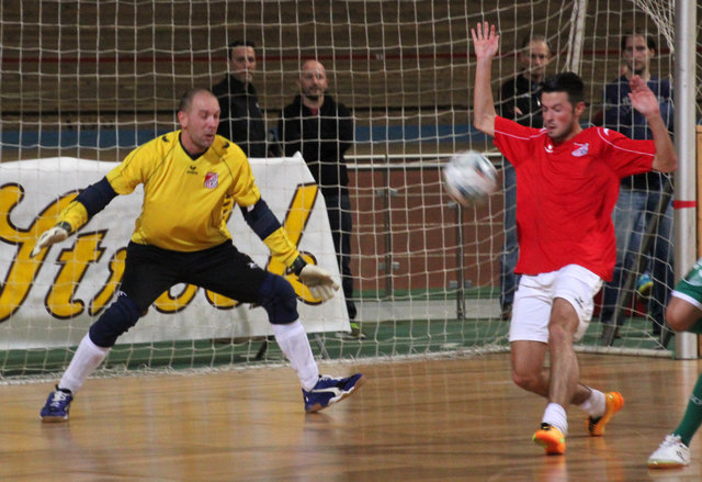 ... wenn Verteidiger und Tormann den Ball auch SEHEN, BEVOR er ins Tor geht ...