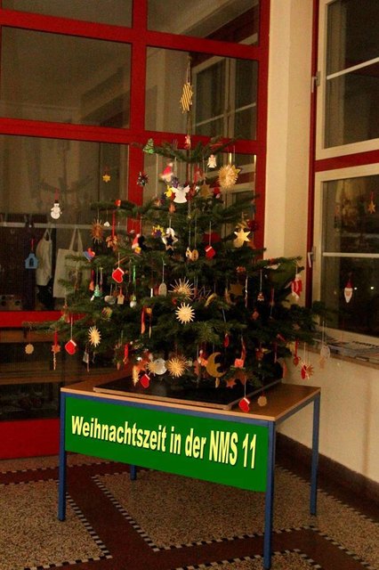 Schülerinnen und Schüler haben liebevoll den Christbaum geschmückt.