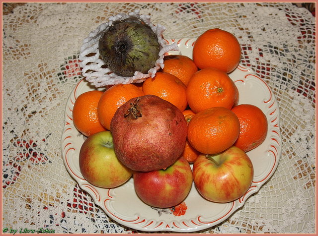 Äpfel,Clementinen, Granatapfel und Cherimoya