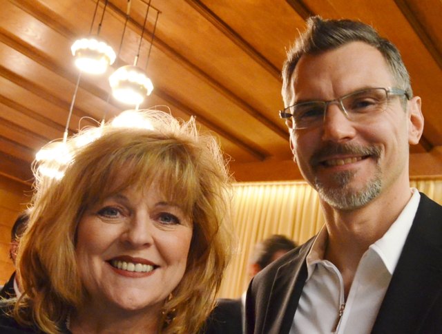 Bigband-Leaderi Hans Lassnig mit Fan Michaela Böck