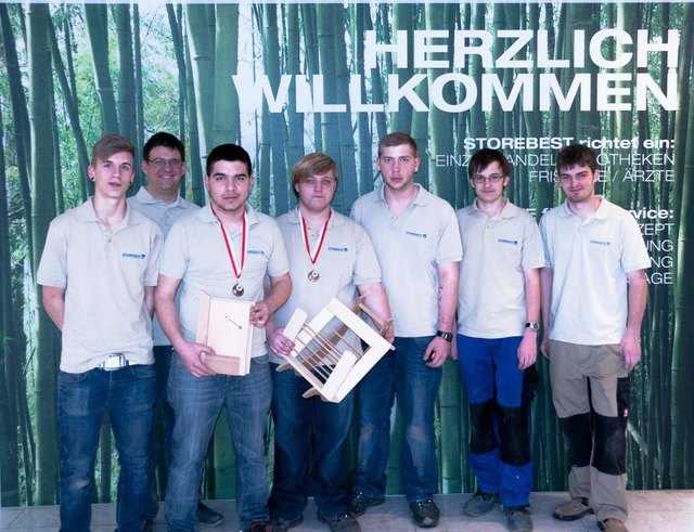 Von links: David Ofner, Produktionsleiter Prokurist Johannes Christian, Teke Seyfullah, Daniel Weiß, Dustin Kuba, Patrick Buchinger, Lehrlingsausbildner Daniel Kogler. | Foto: Storebest