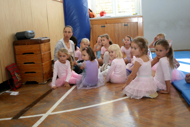 Mag. Dina Knoll mit den Ballettschülerinnen.