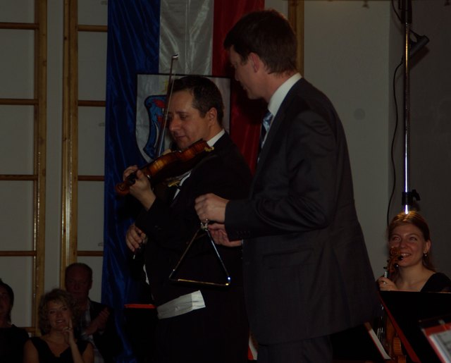 Macht nicht nur auf dem politischen Parkett eine gute Figur sondern unterstützte das Ensemble bei einem Stück mit dem Triangel: Bgm. Roland Braimeier