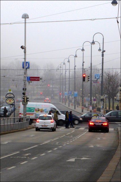 Die Wiener Straßenlaternen in diesem Stil werden oft auch Maiglöckchen-Laternen genannt. Hier gibt es eine Parade dieser Lampen in der Bellariastraße