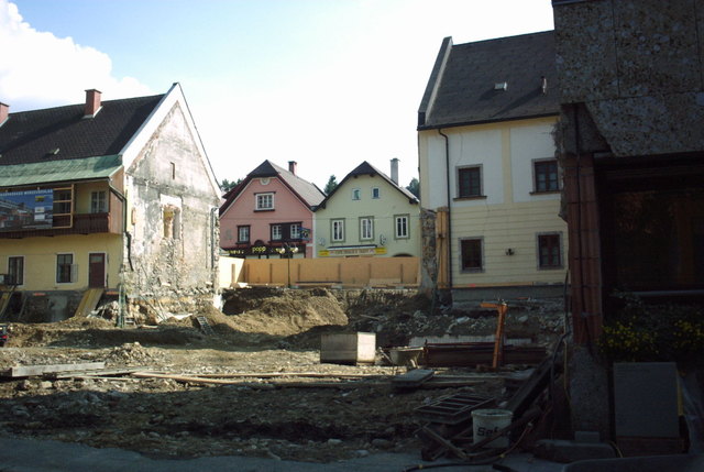 August 2002: hellgrüner Fischerhof im Hintergrund - abgetragene Altstadtreste im Vordergrund