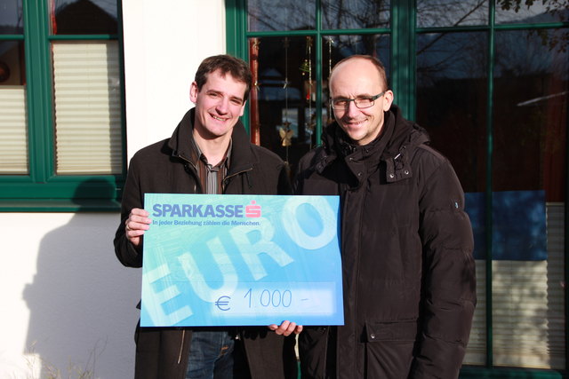 Johannes Brandl GF SPES und Stefan Lacheiner GF lhs electronics bei der Übergabe des Schecks.