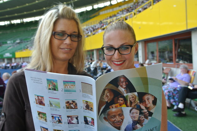 Judith Rod + Christina Stauber beim Durchblättern der Broschüre
