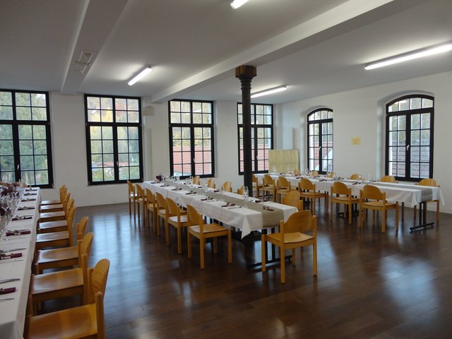 Teilansicht großer Saal, mit Tischen