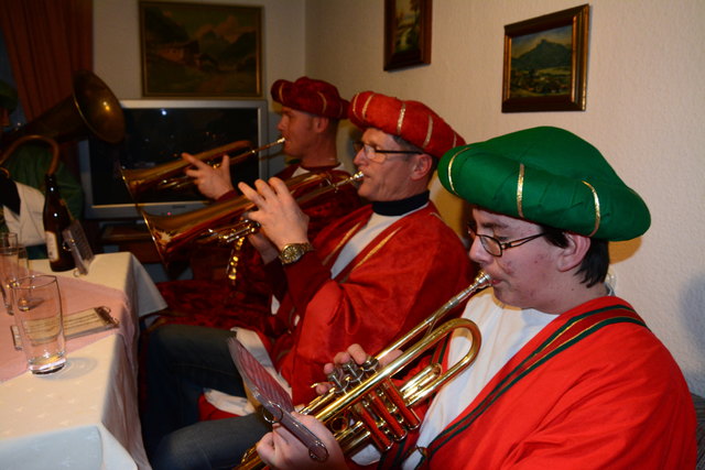 Foto August Schwertl: Bürgermusik Mondsee - Musikanten beim Hausbesuch am 5.Jänner 2014