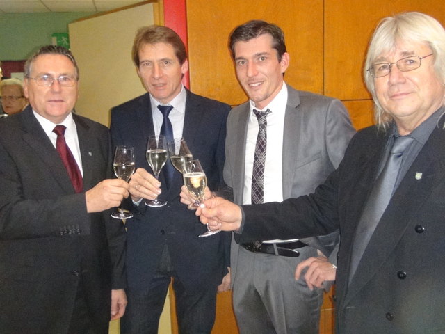 Ein Prosit aufs neue Jahr 2014: (v.l.) Vizebgm. Johann Ritter, Gemeindekassier Heinz Pieberl, Bgm. Peter Stradner und GR Johann Bernhard.