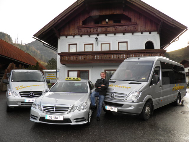 Firmenchef Bernhard Aschauer aus Großraming mit einem Teil seiner zwölfteiligen Autoflotte.