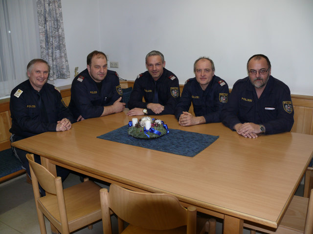 Die Beamten der Polizeiinspektion Hollabrunn mit ihrem Chef Walter Hafner.Foto: Alfred Eipeldauer