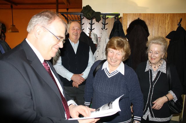 Familiäre Begrüßung: Minister Wolfgang Brandstetter mit Josef Lehner, Eugenie Kulovits und Hedwig Kovacs
