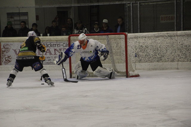 Der junge Roland Zechner ist für den verletzten Stammgoalie Thomas Weratschnig eingesprungen