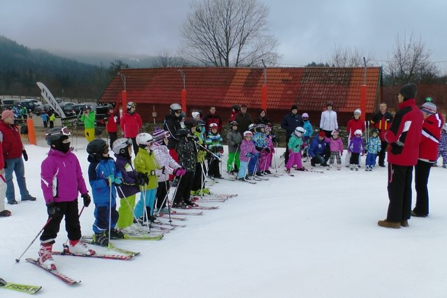 ASKÖ-Greuth Sektionsleiter Andreas Schäfermeier begrüßt gemeinsam mit Rosi, der Chefin der Skischule Petzen, die begeisterten Kinder und Eltern beim Kinderskikurs 2014 auf der Petzen.