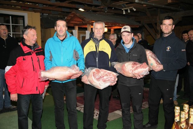 SK ASKÖ Greuth-Obmann Dietmar Schäfermeier gratuliert den Siegern der Mannschaft WILD Peter Opriessnig, Günther Trad, Bernhard und Andreas Blasi.