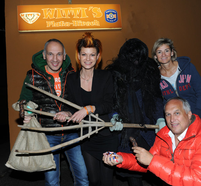 Mit der Pehtra Baba: Werner Mack, Roswitha Mack und Silvia und Sven Skjellet (v. l.)