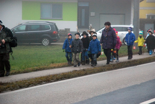 Ein Teil der Kinder mit Goldhaubenobfrau Maria Möslinger.