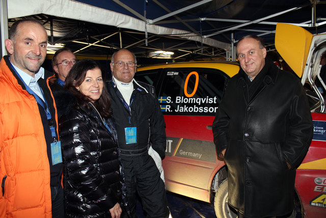 Auch Rallye-Legende Stig Blomqvist lässt es sich nicht nehmen, in der Region um Freistadt alljährlich ins Lenkrad zu greifen. Seine Eindrücke schilderte er auch WKOÖ-Präsident Rudolf Trauner (r.), WKO-Obfrau Gabriele Lackner-Strauss (vor OK-Chef Ferdinand Staber) und WKO-Leiter Dietmar Wolfsegger (l.) bei einem Besuch im Fahrerlager.