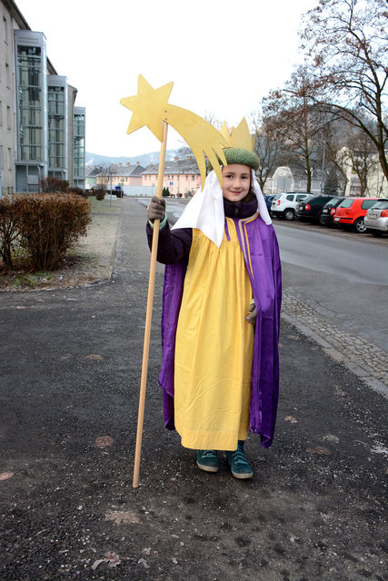 Sternsinger-Nachwuchs aus Göß: Julia trägt mit großer Freude den Stern.