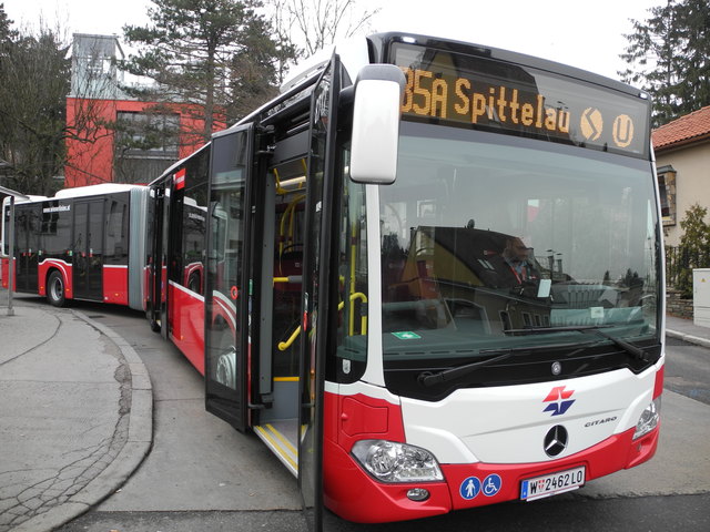 Platzsparend öffnen die Türen nach außen, was die Sicherheit für die Fahrgäste erhöht