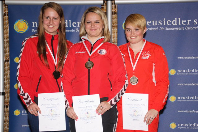 Katharina Auer (rechts) mit denzwei Schützinnen aus der Slowakei