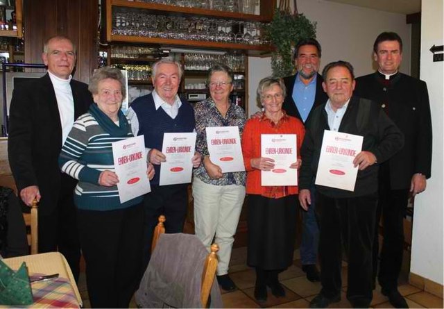 Bgm. Johann Huber, Erika Raimund, Louise u. Walter Christenheit, Else u. Erich Schmid, PVO-Obmann Liebhard Manfred und Pfarrer Mag. Erich Aicholzer (von links)