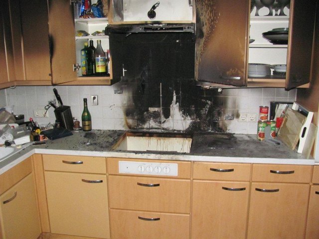 Schnell konnten die Feuerwehrleute den Brand löschen, in der Küche entstand jedoch erheblicher Schaden.