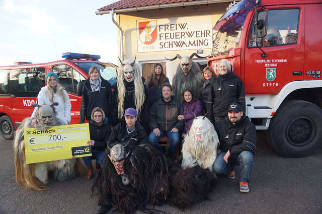 Die Rauhnacht Teufel Steyr in Montur mit ihrer Spende. | Foto: FF Schwaming