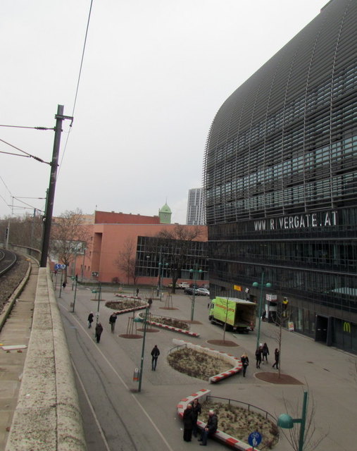 Blick auf den Maria Restitutia - Platz  Links wäre der Milleniumstower