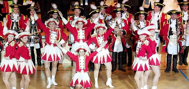 Die Garde der Faschingsgilde Timelkam eröffnet den Hofball und sorgt für eine beeindruckende Mitternachtseinlage.