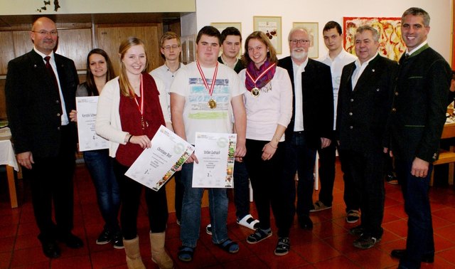 Die sieben Erstplatzierten der Wein-Meisterschaft in Krems, allen voran klare Siegerin Katharina Daffert, mit Juroren und Direktor Faltl.