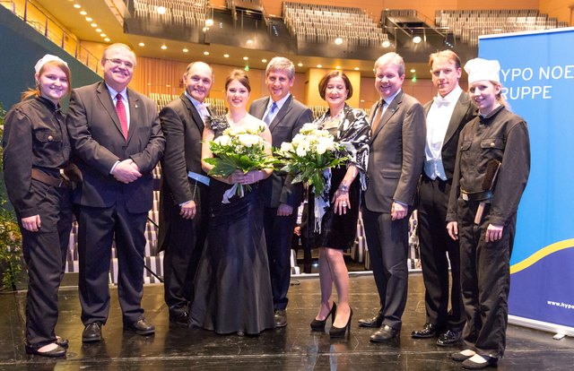 Beste Stimmung nach dem Neujahrskonzert der HYPO Niederösterreich:
Justizminister Wolfgang Brandstetter, NÖ Landeshauptmann-Stv. Wolfgang
Sobotka, Sopran-Solistin Pia Viola Buchert, Vizekanzler Michael
Spindelegger, Innenministerin Johanna Mikl-Leitner, HYPO NOE
Gruppe-Generaldirektor Peter Harold und Bass-Solist Günther Groissböck
(v.l.n.r.) - umgeben von den glückbringenden Rauchfangkehrerinnen