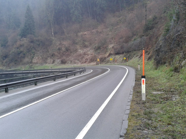 Aufgrund überhöhter Geschwindigkeit kommen in dieser Kurve in der Lieserschlucht viele von der Fahrbahn ab