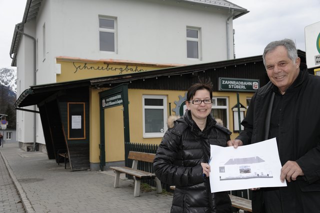 Michaela Jagersberger und Bürgermeister Michael Knabl beim Lokal, das einen neuen Pächter bekommt.