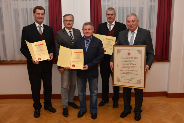 Bgm. Robert Altschach ehrte verdiente Persönlichkeiten. Kurt Bauer, Robert Altschach, Herbert Ruby, Manfred Bauer und Gerhard Binder.