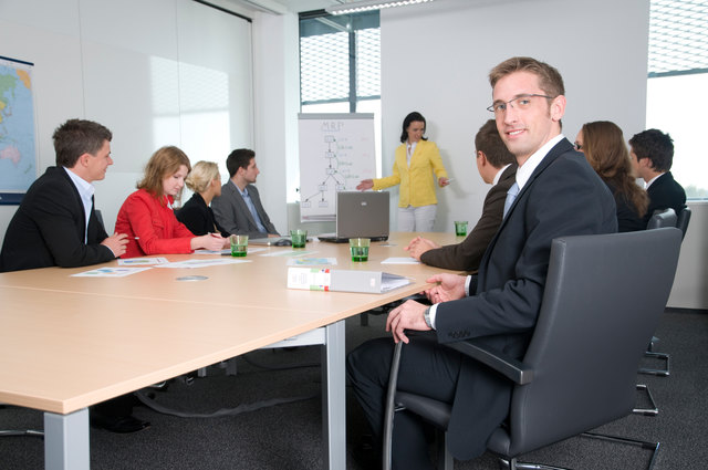 Studierende und Professoren der FH OÖ informieren am 17. Jänner über berufsbegleitende Studien.