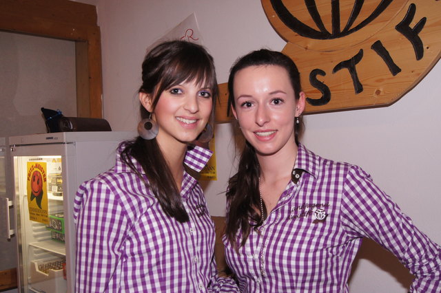 Theresa und Silvia in der Nagelbar.