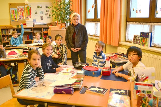 Die Kinder Volksschule Harmannsdorf sind von ihrer "Lese-Omi" Gertrude Meitz begeistert.