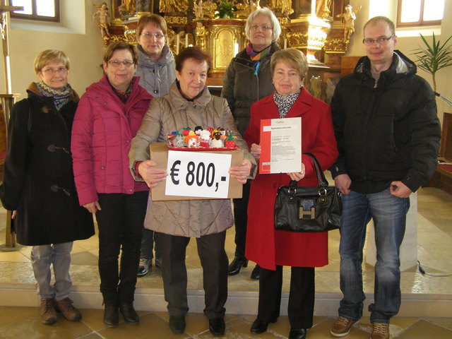 Der Reinerlös der Dechantskirchner Strickaktion wurde an die Caritas übergeben.
