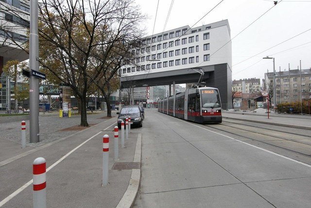 Ende 2012: Die beeindruckende Überbauung des Platzes für die Studenten ist fertig. | Foto: Techler