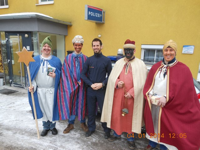 V. l. Johannes Weitgasser, Christoph Wohlschlager, Gerald Fink, Martin Winkler, Markus Kratzer vor der Polizeiinspektion Eben.