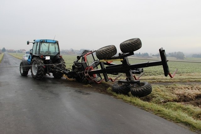 Die Feuerwehr Eltendorf holte das leicht beschädigte Fahrzeug aus seiner misslichen Lage. | Foto: Bezirksfeuerwehrkommando Jennersdorf