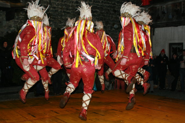 Tresterertanz der Stuhlfeldener Tresterer beim Heimatmuseum in Mittersill